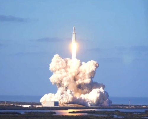 「猎鹰重型运载火箭」顺利升空。（网图）