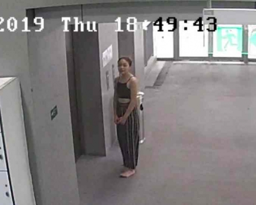 鏡頭轉至校園內B座2樓時彥霖頸及手上的物品已無故失蹤。