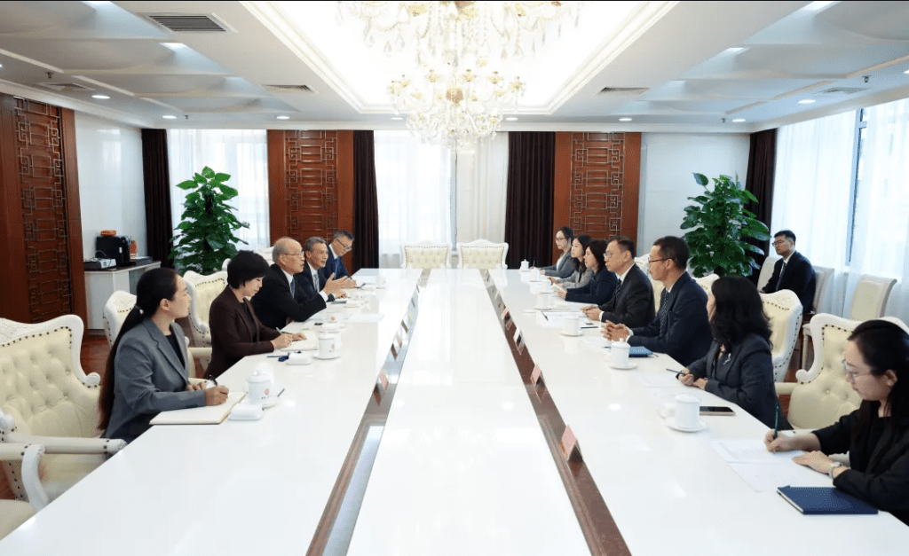 9月15日，國家首席大法官、最高法院院長張軍在京會見香港國際仲裁中心聯合主席杜淦堃一行人。