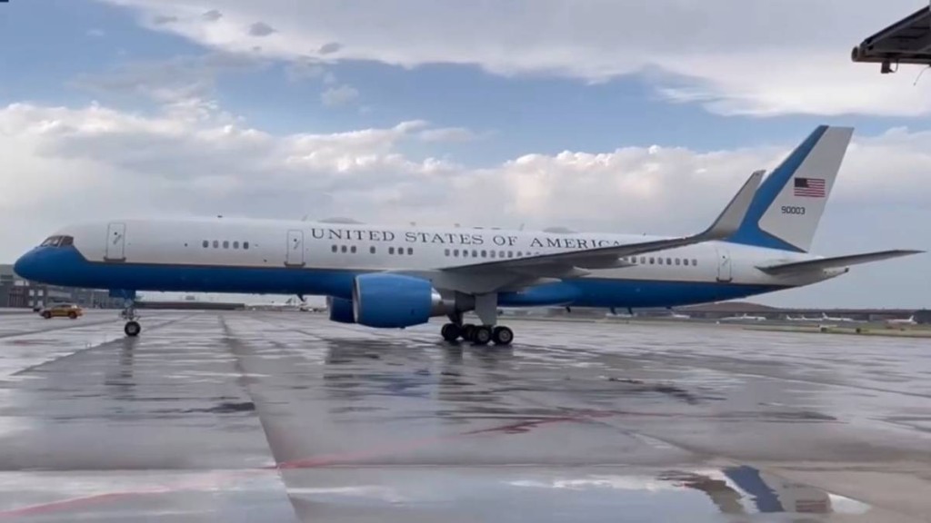 央视报道，美国财长耶伦已抵达北京首都机场。(央视截图)