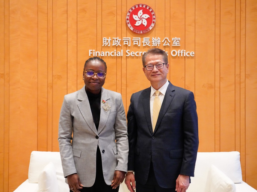 陳茂波與訪港的安哥拉財政部長薇拉·達韋斯（Vera Daves de Sousa）會面。陳茂波網誌