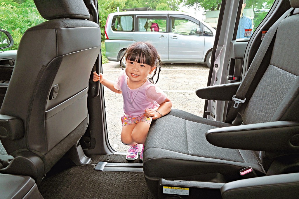 車門處特設中排特長上落扶手,小朋友或長者上落輕鬆安全。 車門處特設中排特長上落扶手,小朋友或長者上落輕鬆安全。