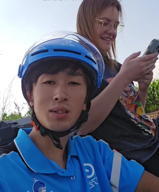 电梯一句英文定情，东北外卖员跟美籍幼师两人结婚照一度成为佳话。抖音
