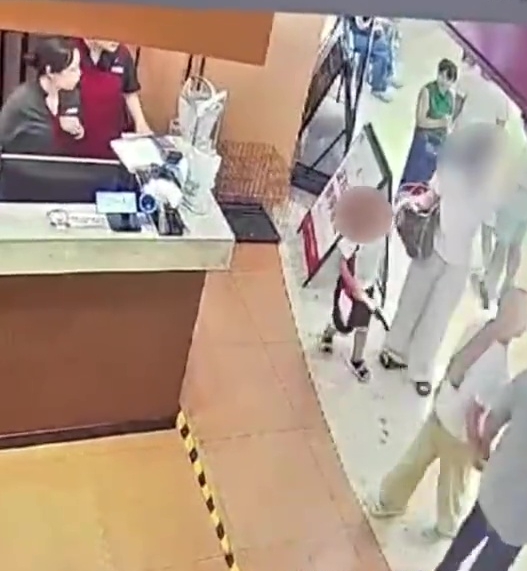 女事主紧抓着男童不放手。