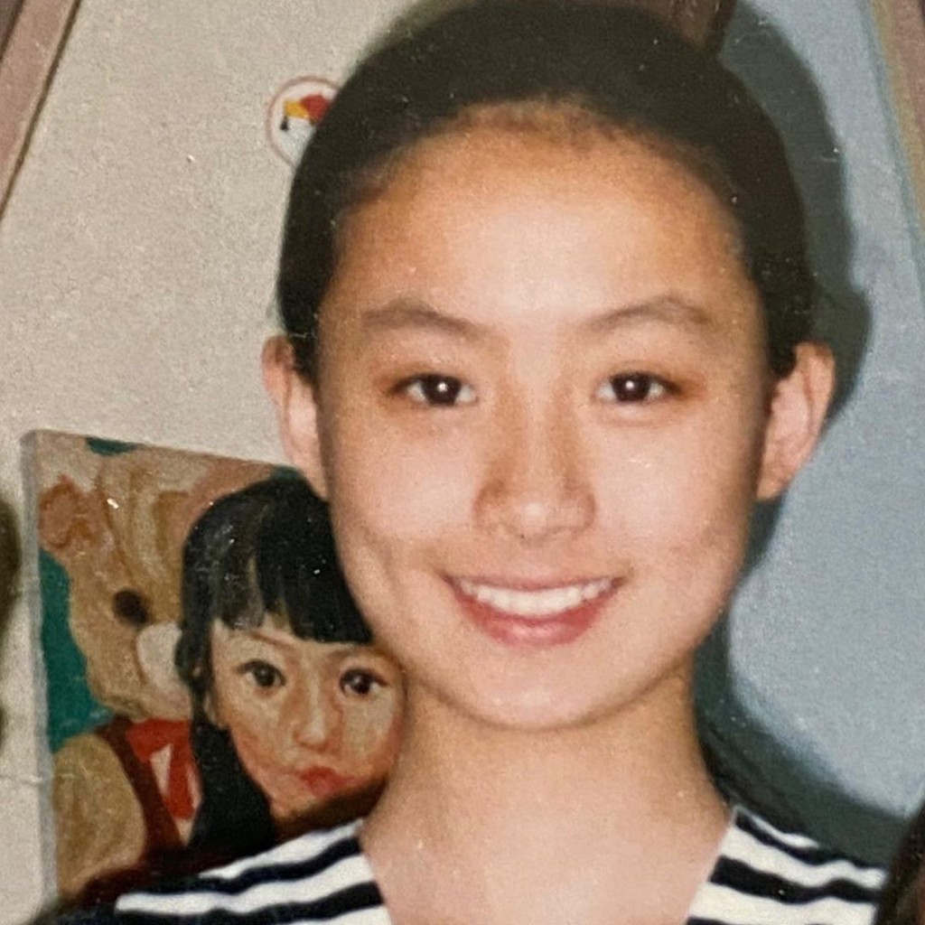 陈法拉在四川出生及成长，14岁时移居美国。