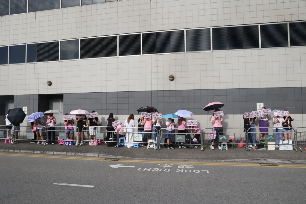 大批神徒無懼炎夏接機。 大批神徒無懼炎夏接機。
