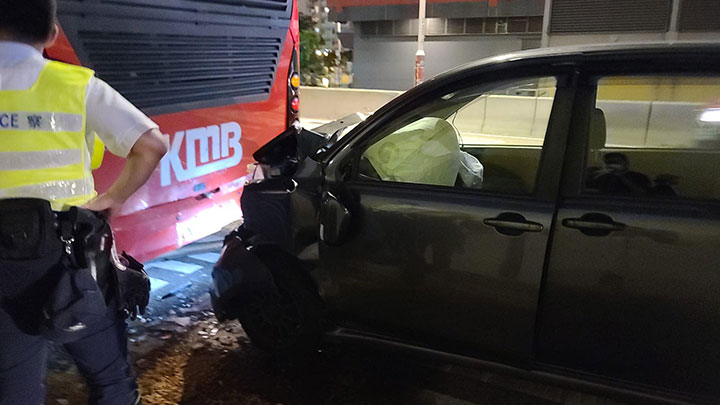 私家車擋風玻璃碎裂,安全氣袋亦彈出。網上圖片
