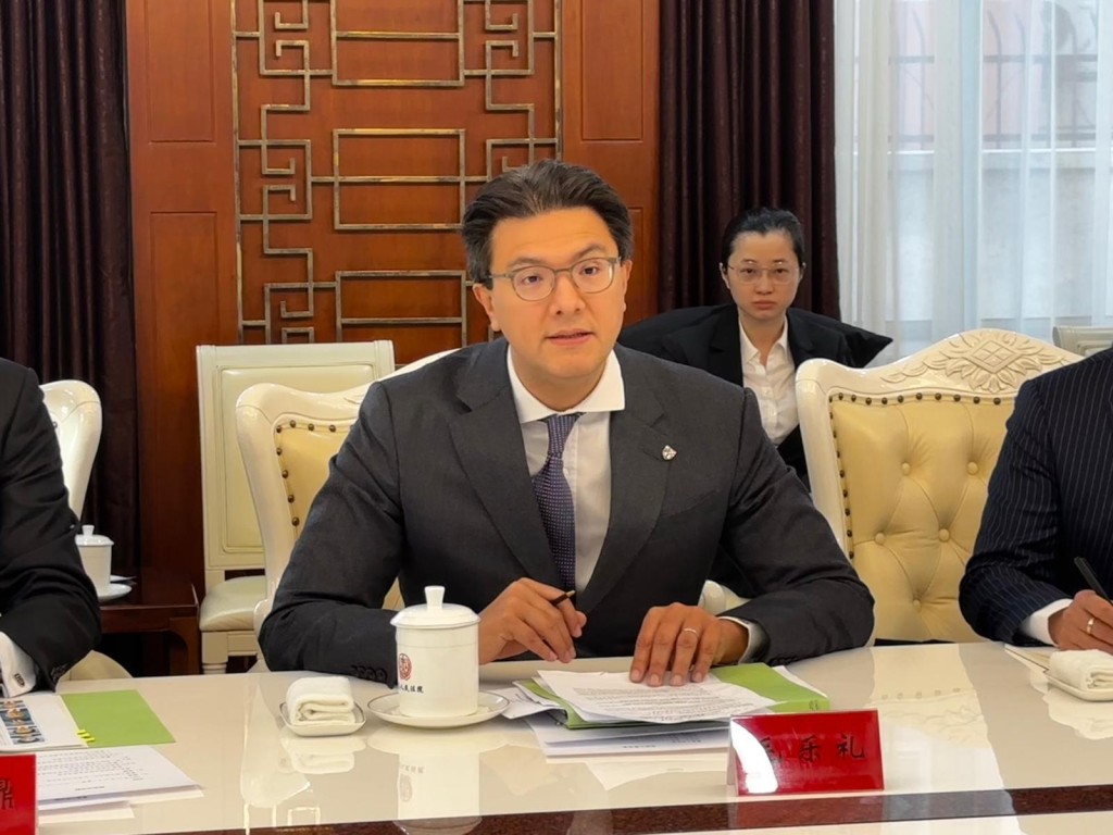 毛樂禮率領十多人的代表團,下午拜訪最高人民法院。 毛樂禮率領十多人的代表團,下午拜訪最高人民法院。