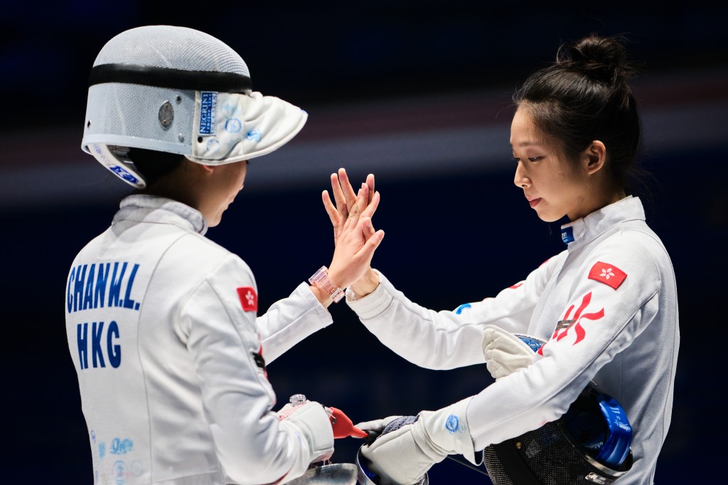 陳渭泠(左)與大師姐江旻憓帶領女子重劍隊入團體賽決賽。港協暨奧委會提供