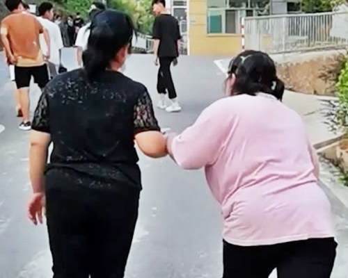 佳玲的母親指，她從女兒小學時開始就每天都送她上學。網圖