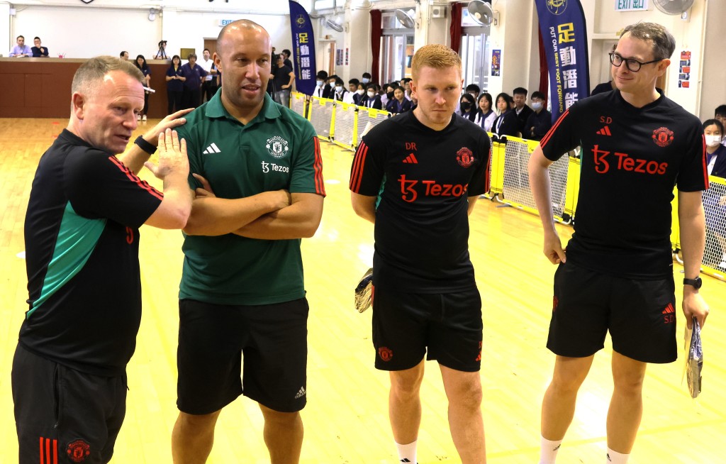 曼联青少年教练团向学生介绍曼联传奇施维斯达。（陆永鸿摄）