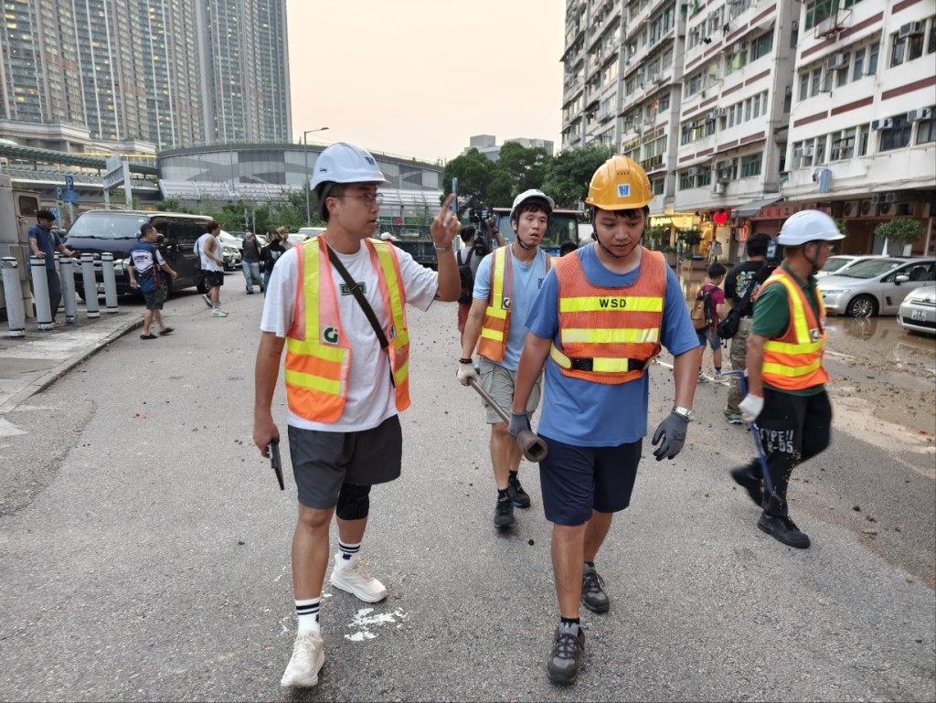 至下午6時半左右，水務署人員成功關水掣。尹敬堂攝