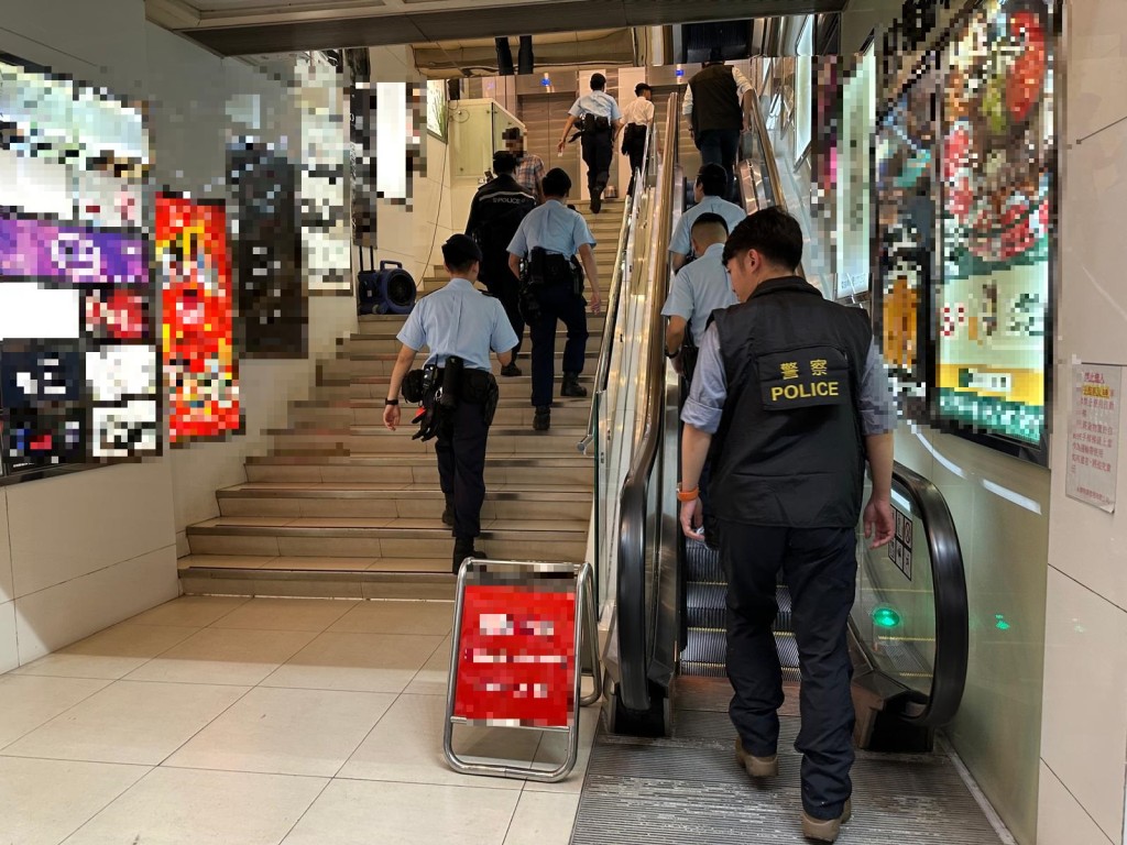 警方突擊巡查區內十六個處所,包括夜總會,麻雀館,遊戲機中心及酒吧。警方圖片 警方突擊巡查區內十六個處所,包括夜總會,麻雀館,遊戲機中心及酒吧。警方圖片