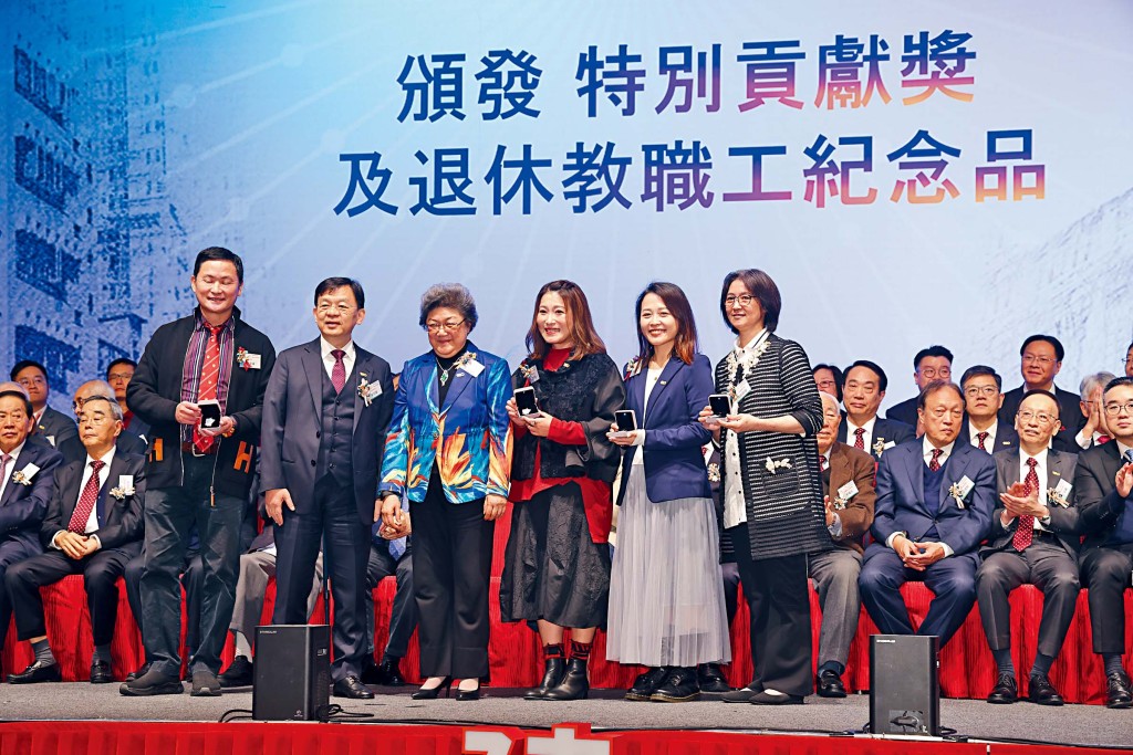 福建中學附屬學校校長徐區懿華、福建中學副校長沈翠恩、余俊峰導演及黎惠萍老師獲頒「特別貢獻獎」，表彰四位為校慶電影《福中時光印記》的付出。