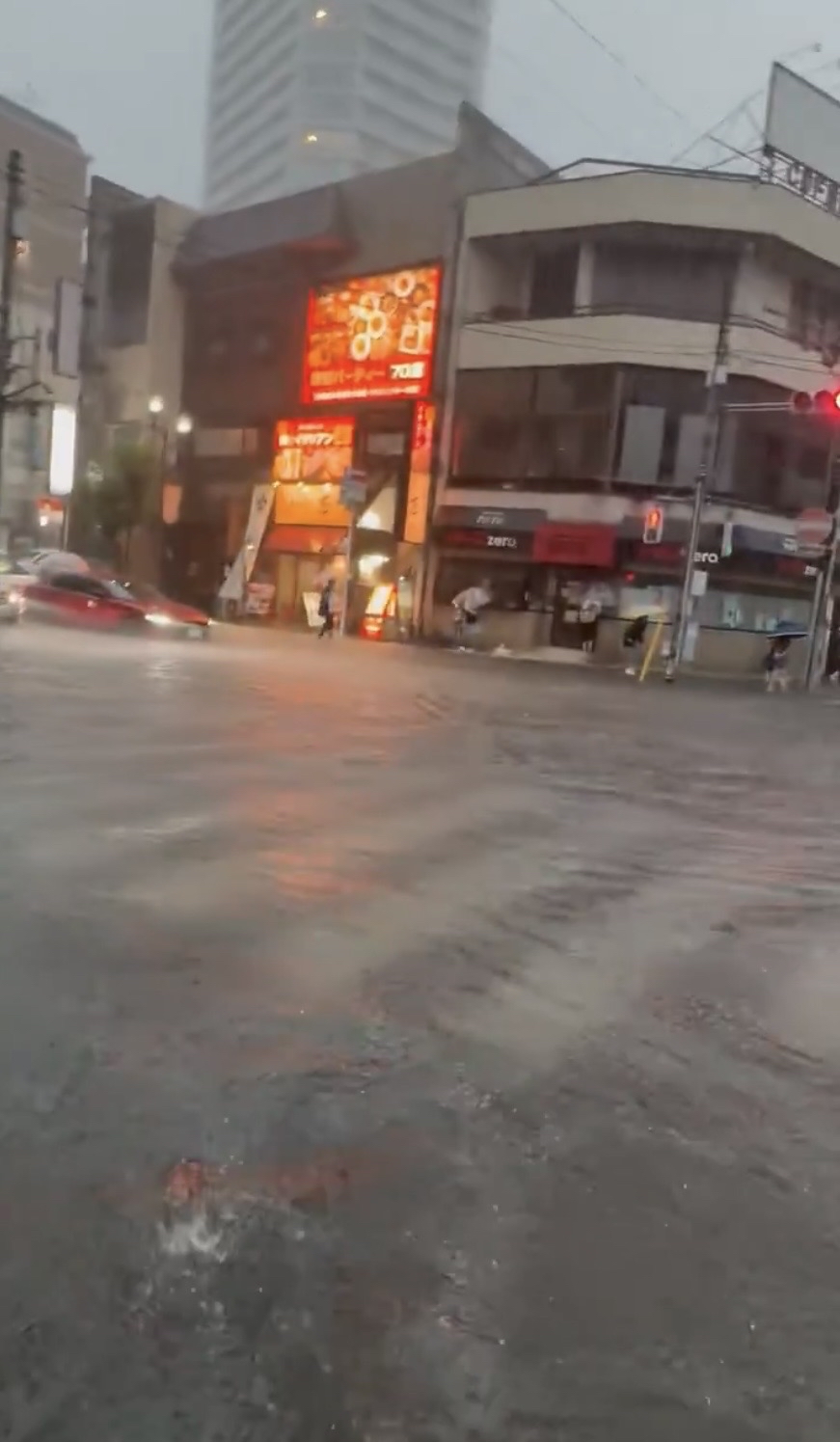 柏市豪雨，道路变河流。 X@ksjrkkp
