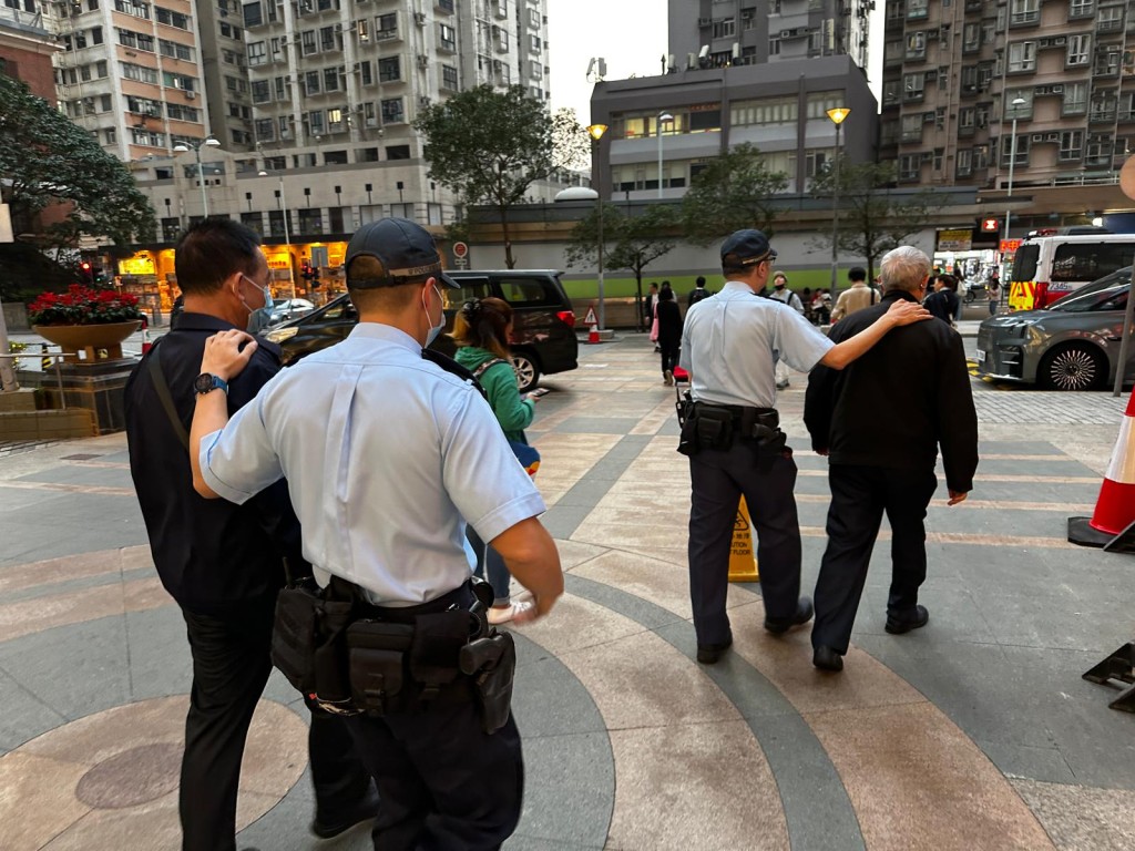 警方拘捕4名男女涉嫌行使虛假文書。