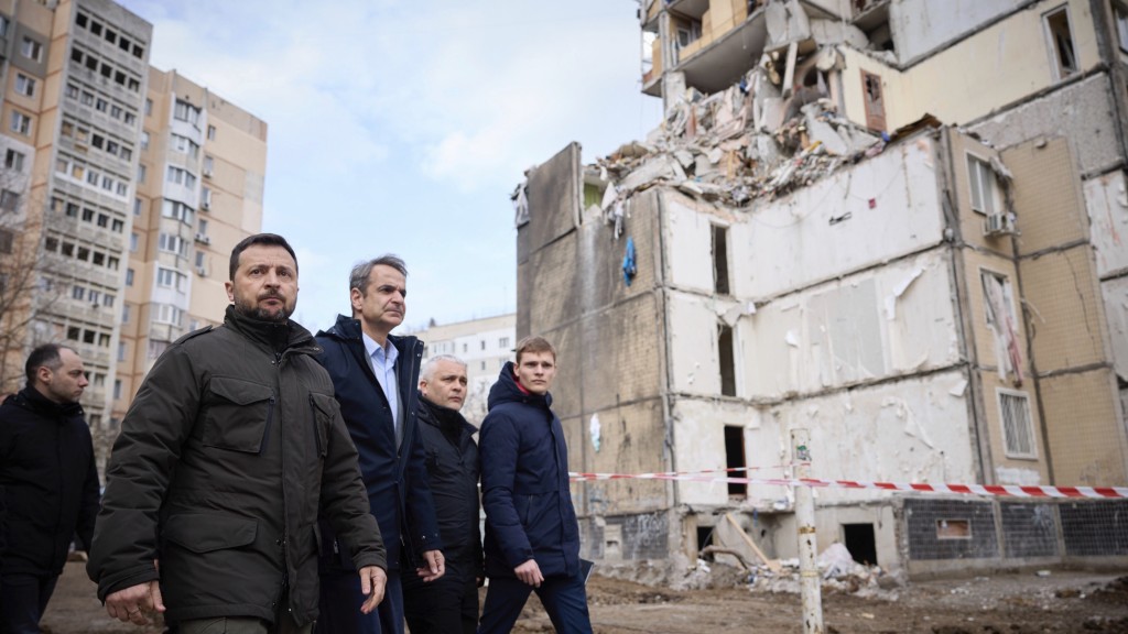 澤連斯基和希臘總理米佐塔基斯（左3）視察敖德薩受俄軍襲擊催殘的住宅區。 美聯社