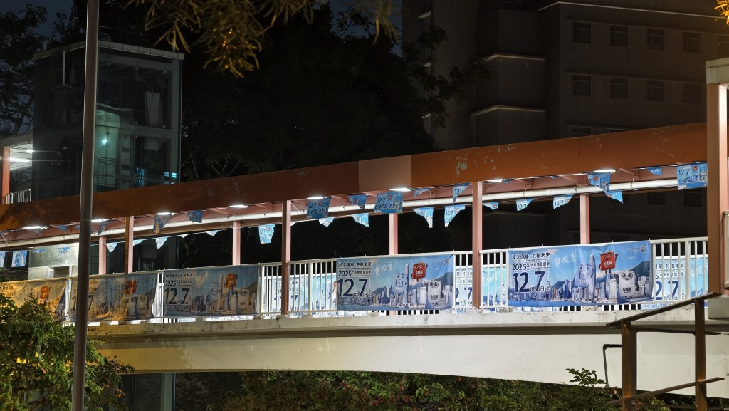 現場為石硤尾澤安邨連接配水庫遊樂場的行人天橋。黃文威攝