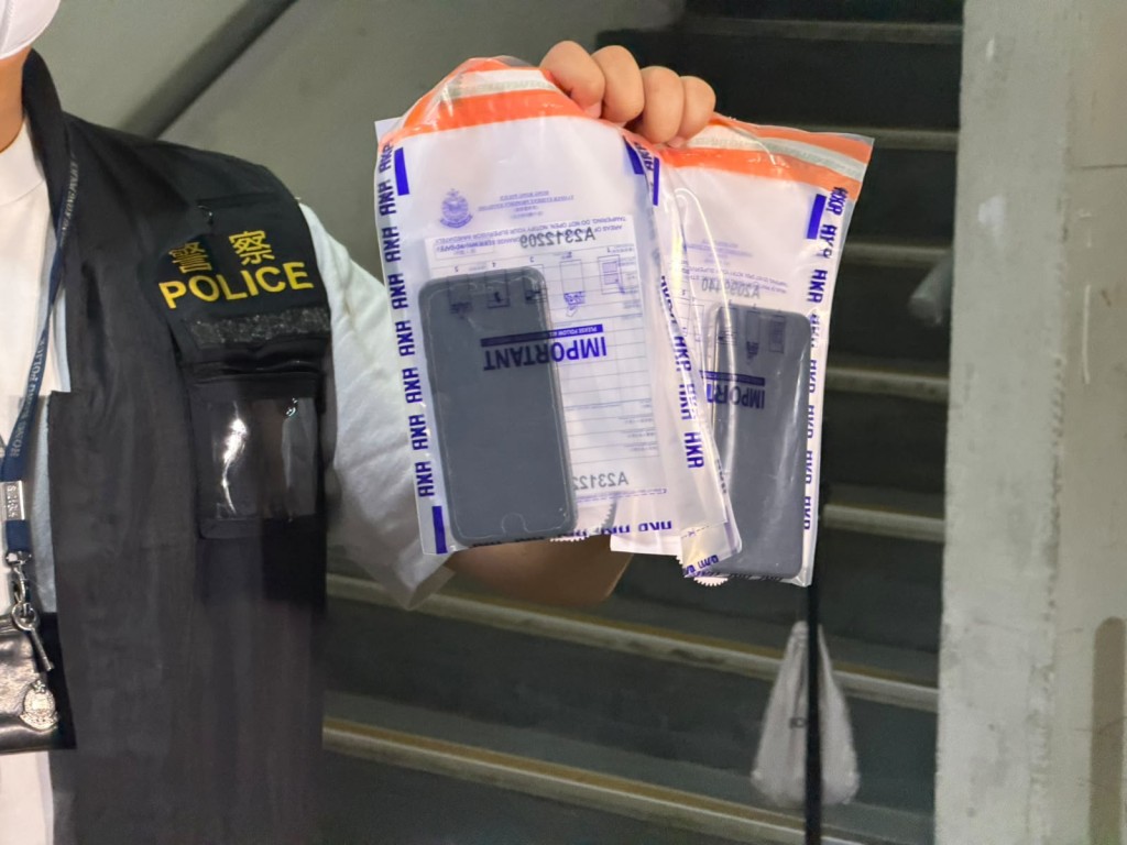 警方檢取12部手提電話、1部平板電腦及多張電話卡。 警方檢取12部手提電話、1部平板電腦及多張電話卡。