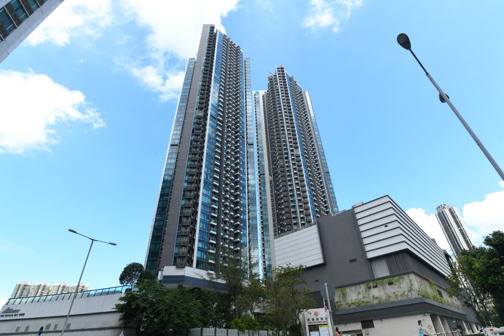 荃灣柏傲灣1A座高層B室， 面積826方呎，3房套房間隔，享海景，以月租3.95萬元租出。