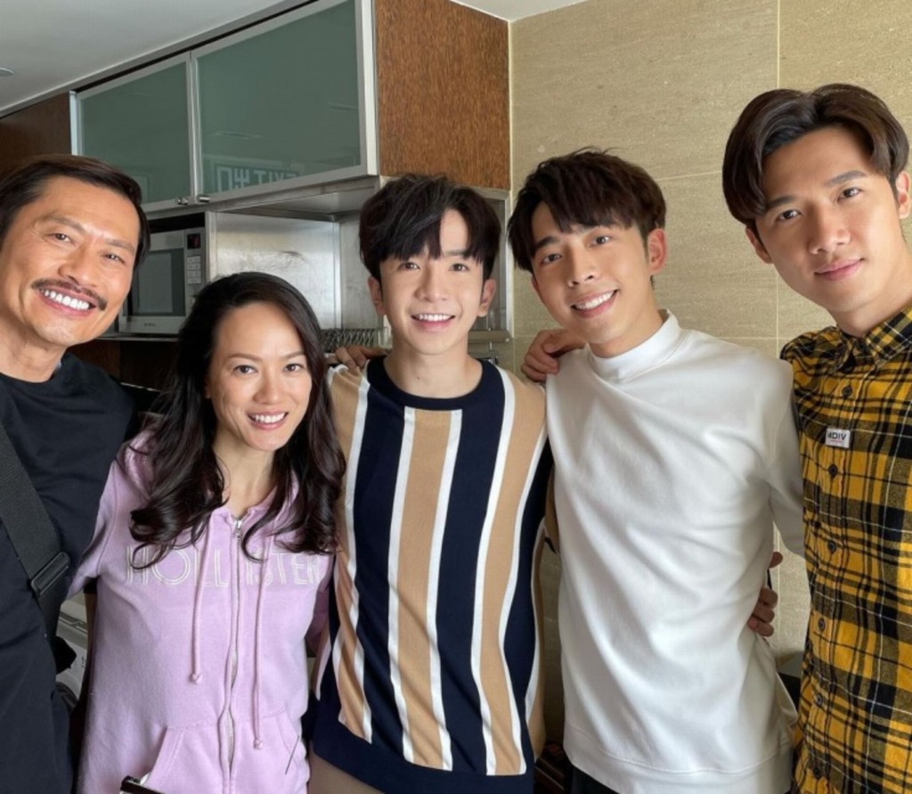 ViuTV 2021年由盧瀚霆（Anson Lo）、呂爵安（Edan）主演劇集《大叔的愛》最高收視8.6點。