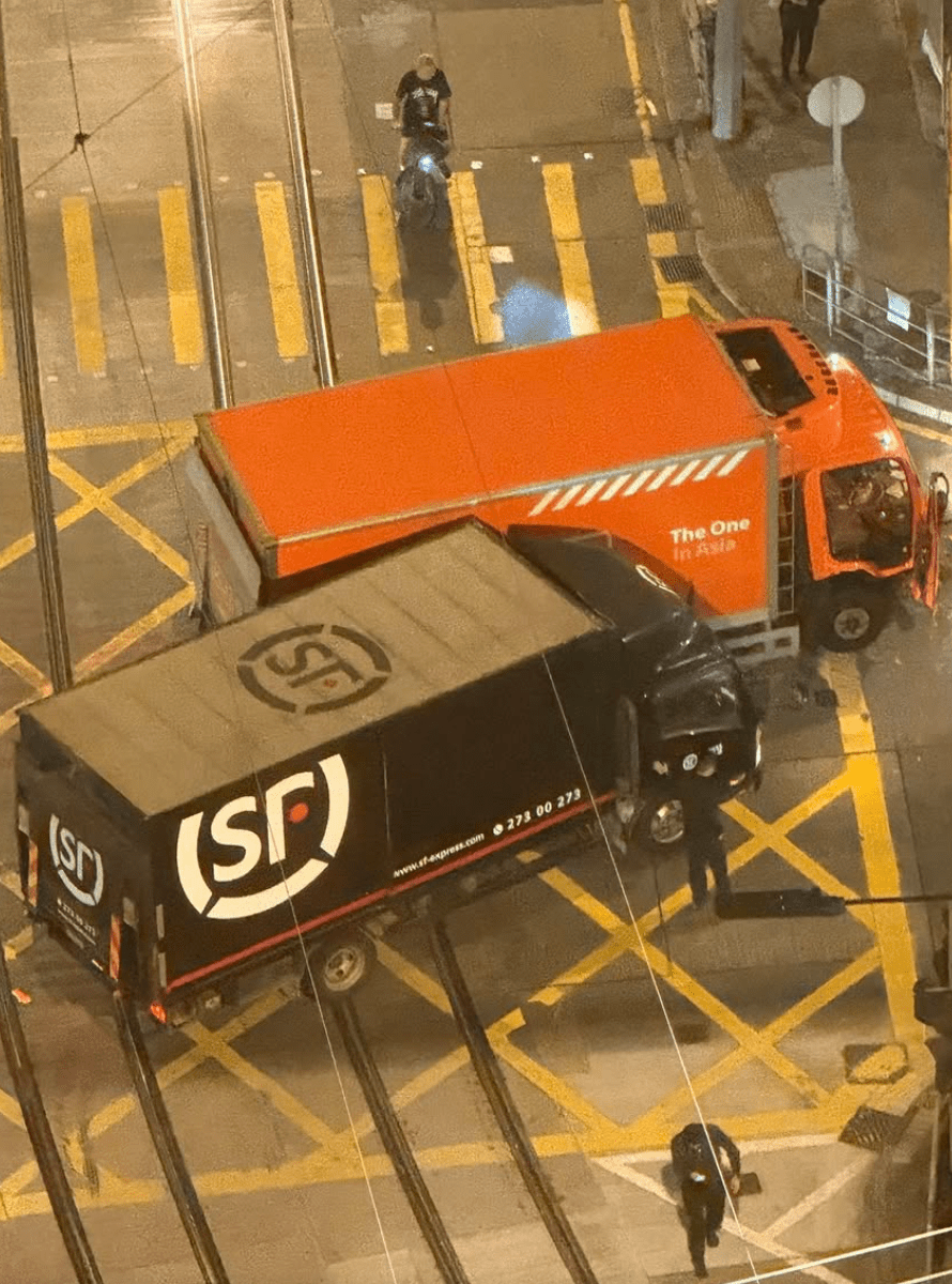 兩輛貨車駛至山市街與吉席街交界「黃格仔」位置時發生碰撞,造成一人受傷。fb@西環變幻時 兩輛貨車駛至山市街與吉席街交界「黃格仔」位置時發生碰撞,造成一人受傷。fb@西環變幻時