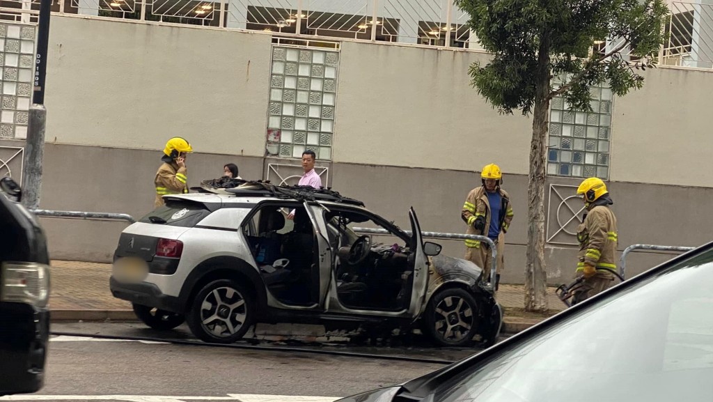 消防救熄後，車頭嚴重焚毀。fb車cam L（香港群組）Sam Leung