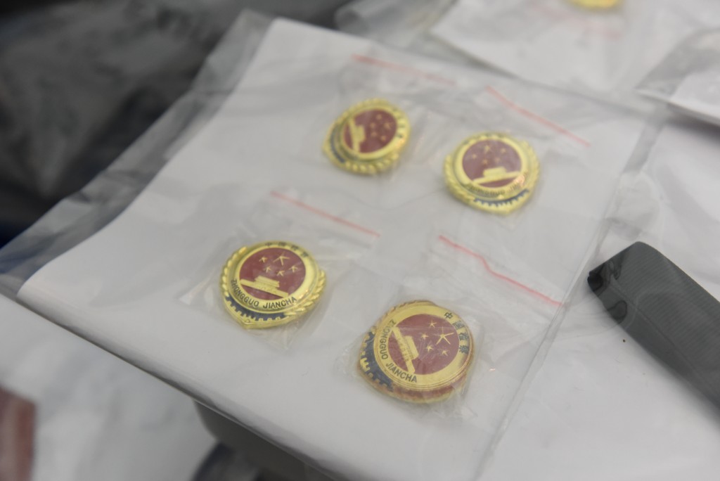 警方檢獲一批偽造物件如內地公安徽章。黃文威攝