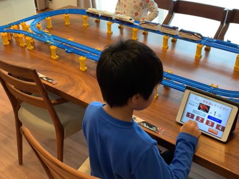 兒子用iPad點餐。