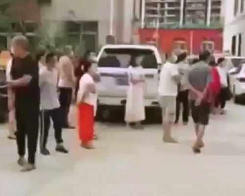 鄭州有人墊高座駕防範洪水,卻被發現在車底被壓死,大批居民圍觀。影片截圖