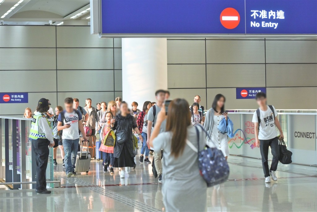 兩男分別經深圳灣口岸及港珠澳大橋入口管制站離境到內地時,被 發現違反檢疫令。 資料圖片