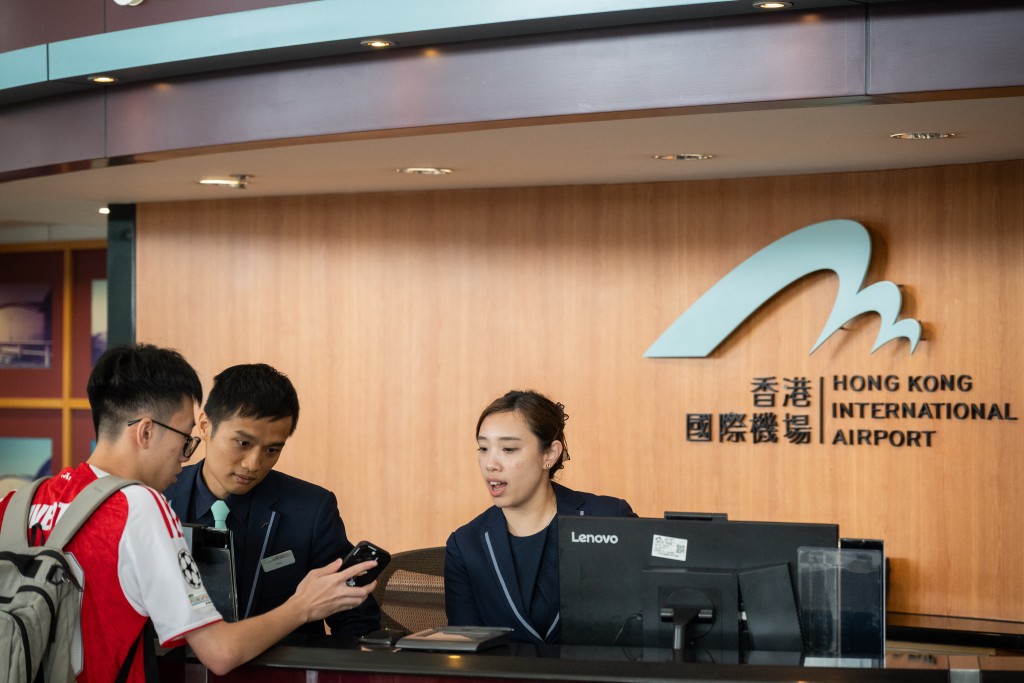 機管局顧客服務高級營運主任章夢婷和陳漢強在前線為旅客排難解憂,獲得今年香港國際機場優質顧客服務大獎「個人卓越獎—嘉許獎」 。 機管局顧客服務高級營運主任章夢婷和陳漢強在前線為旅客排難解憂,獲得今年香港國際機場優質顧客服務大獎「個人卓越獎—嘉許獎」 。