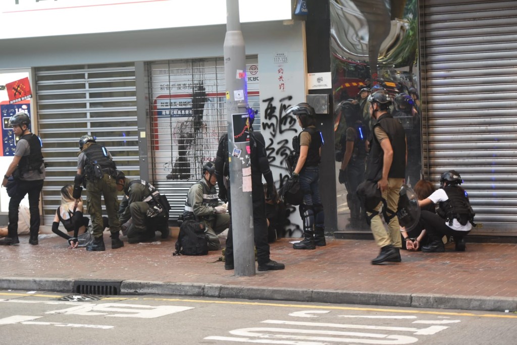 警員拘捕過百人。