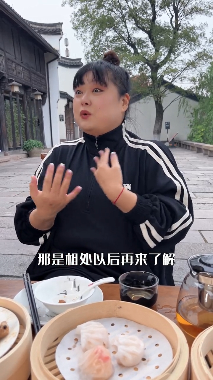 细细粒又话：「如果真的有相亲节目，接受两百斤的女生去参加的话，我想去，我还真的想看一看，每一个男生，对胖女生的想法是怎么样。」