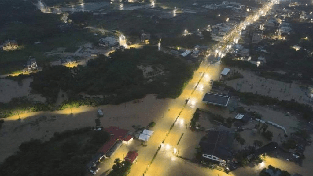 10月4日，台2线几乎泡在水里。  新北市消防局