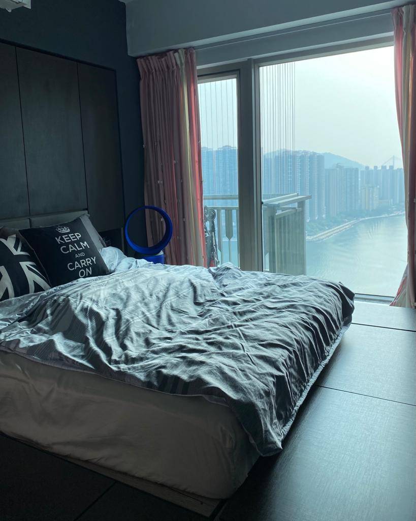 主人房已升高地台造床，收納量高。