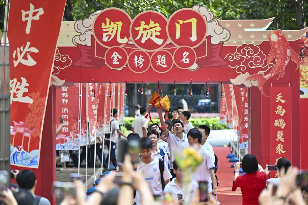 廣州的學校為考生建了凯旗門。 新華社 廣州的學校為考生建了凯旗門。 新華社