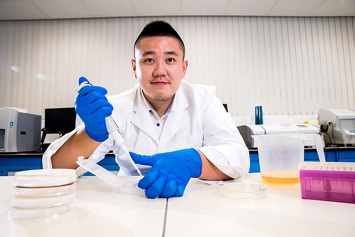 Kelvin從IVE畢業後,升讀本地大學的生物醫學學士課程,於2019年取得註冊醫務化驗師資格,期後他到一間公立醫院從事化驗工作。