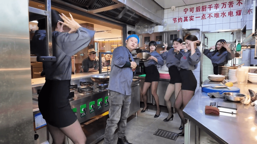 餐廳宣傳片黑襪美女廚房跳舞受質疑。 抖音截圖