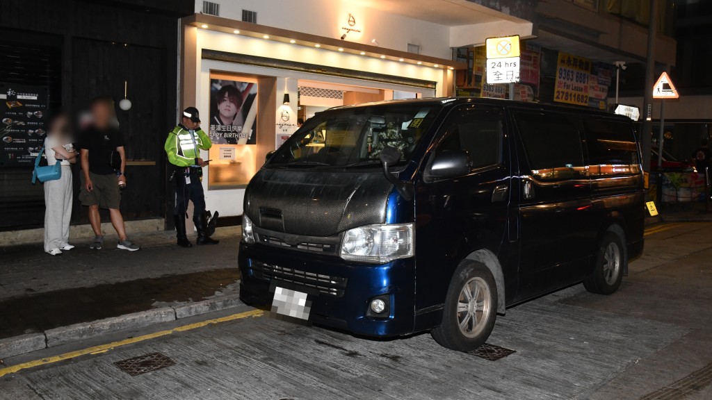 銅鑼灣過路婦捱貨Van撞 右腿被輾骨折送院