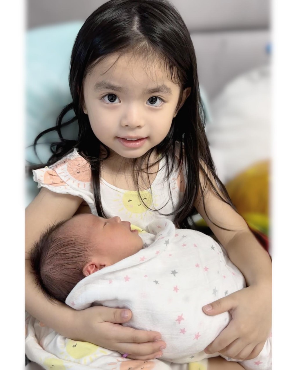 然而早在7月細仔Alester出世時，3歲大女「馮寶寶」Kayli Jane Fung已跟他們預言「Next Year I will have a 妹妹（明年我會有一個妹妹）」。