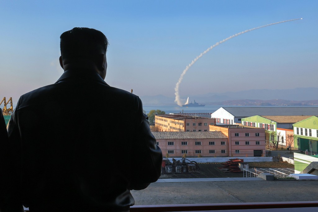 金正恩觀看「崔賢」號武器測試。 朝中社 金正恩觀看「崔賢」號武器測試。 朝中社