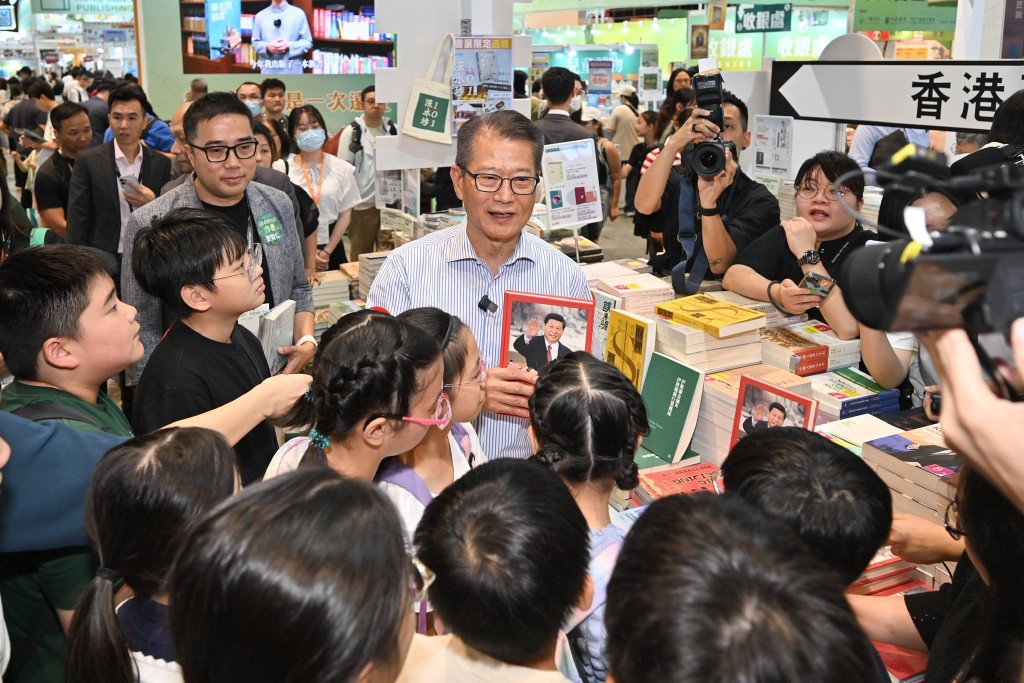 陳茂波也特別向同學們介紹國家主席習近平的《近鏡頭：溫暖的瞬間》等3部最近出版的著作。陳茂波fb