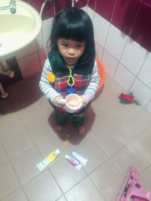 女兒頑皮搞事的畫面是日常。(網圖)