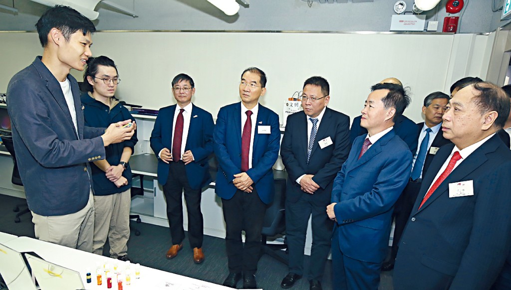 HK Tech 300初創團隊路馬特有限公司的代表向一眾嘉賓介紹其SERS檢測技術。