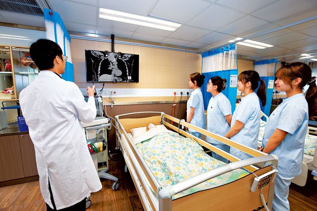 VTC新學年將開辦基礎課程文憑（健康護理），為有志投身醫療及健康服務的同學奠定專業基礎，銜接升學及就業發展需要。