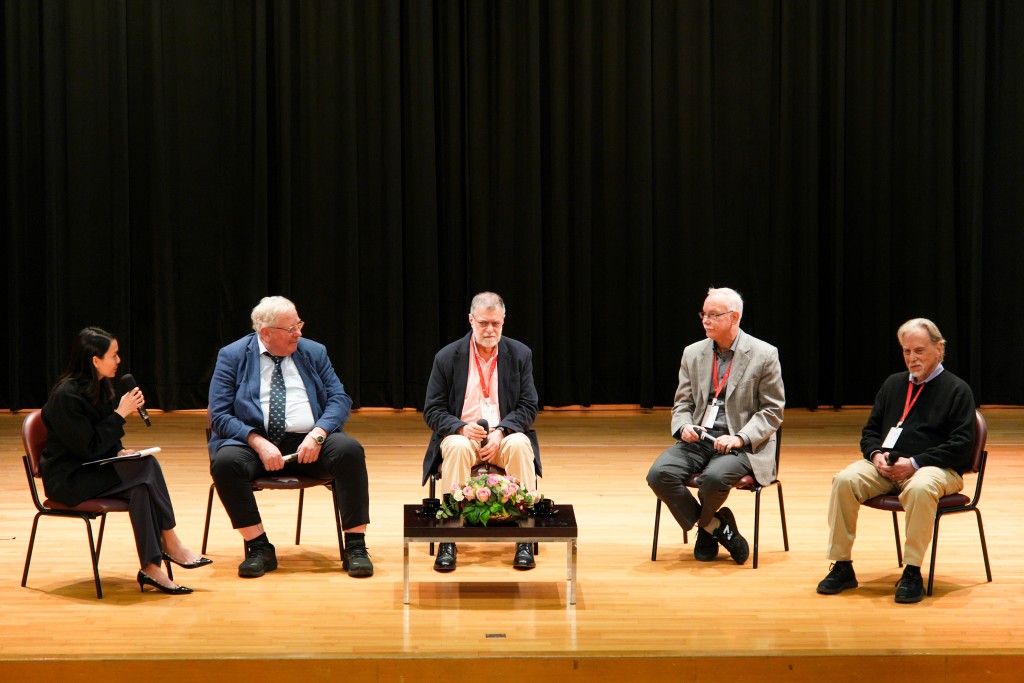 4名邵逸夫奖得奖者，包括莱因哈德．根舍（左二）、彼德．格林伯格（左三）、弗朗兹-乌尔里奇．哈特尔（右二）和杰夫・奇格（右一）与学生交流，分享他们的研究成果、人生经历和见解。