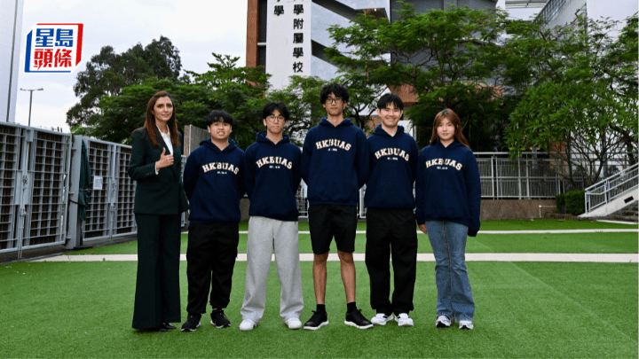 王錦輝中小學今年約4成英國高考學生取得A*成績，除羅啟嘉（右二）外，關梓維（左二）與楊紫穎（右一）亦考獲4A*躋身狀元之列。