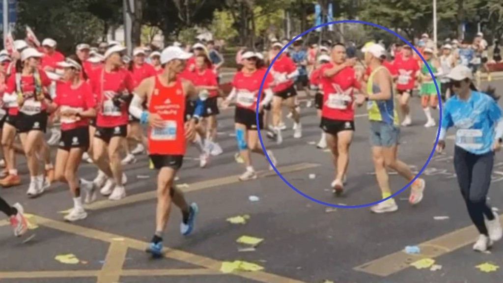 深圳馬拉松中兩名跑手在爭執。