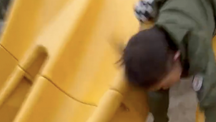 有網民指子女玩香蕉滑梯，險從高處摔下來。Twitter圖片